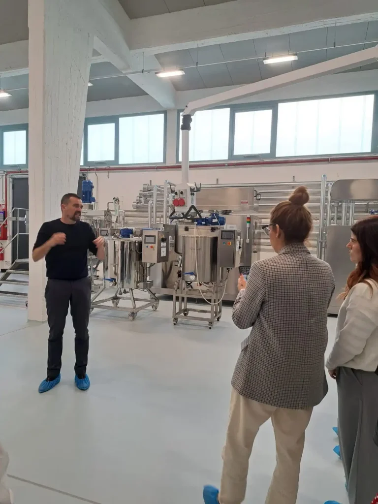 Visita a Arosha en Bergamo durante el recorrido formativo