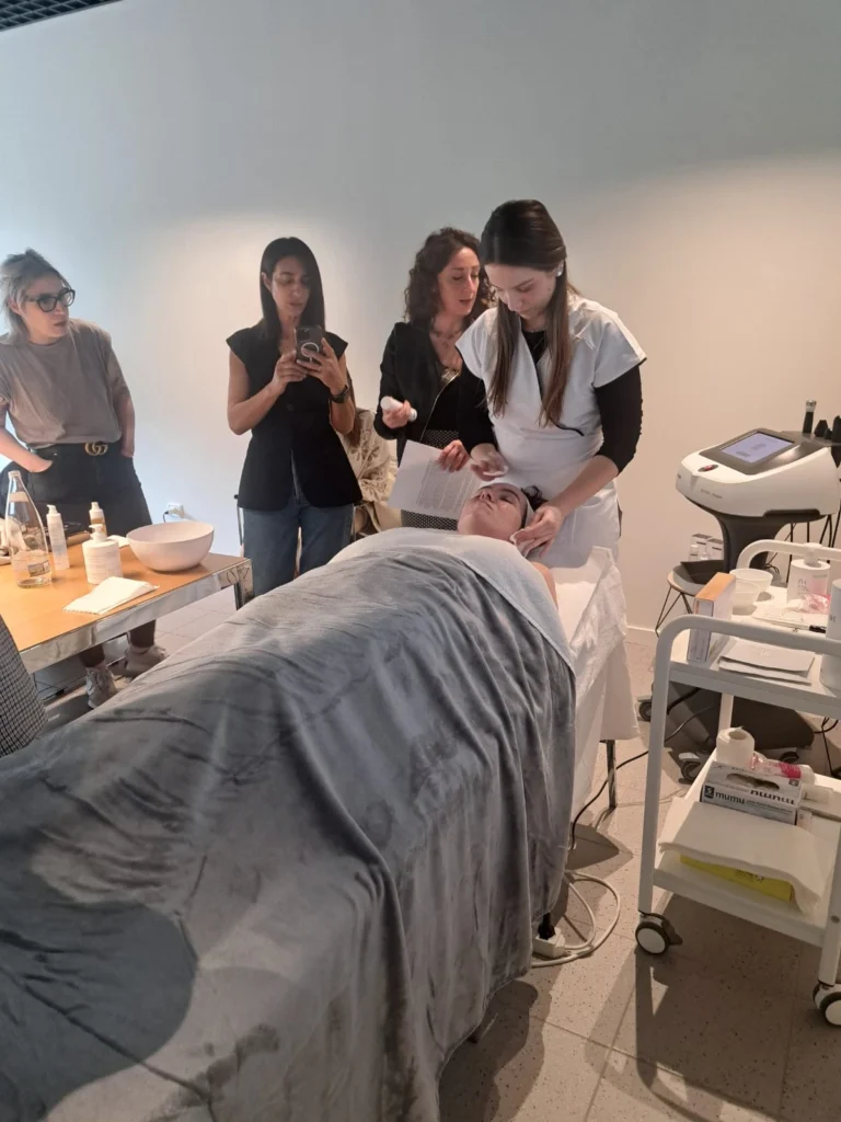 Demostración de tratamiento facial profesional con tecnología Arosha