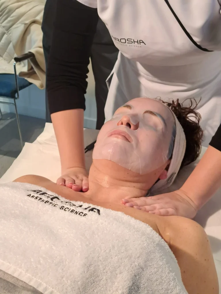 Aplicación de electroestimulación facial durante demostración Arosha