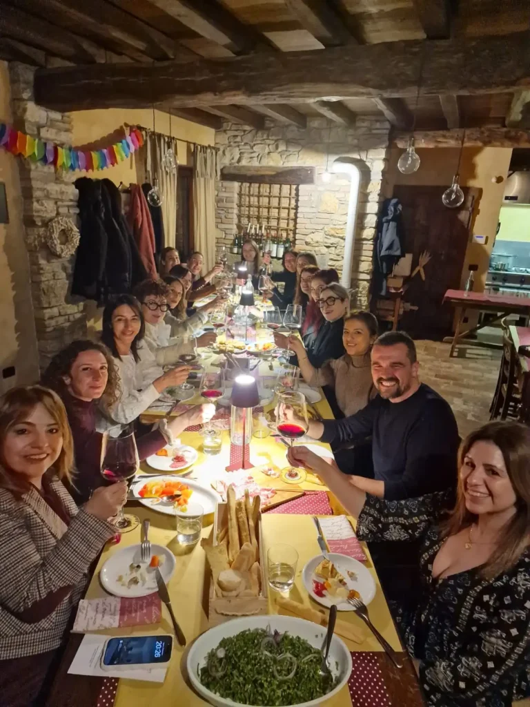 Cena con vistas panorámicas de Bergamo iluminada de noche