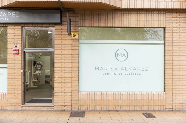 Entrada y fachada del Centro de Estética Avanzada Marisa Álvarez en Gijón