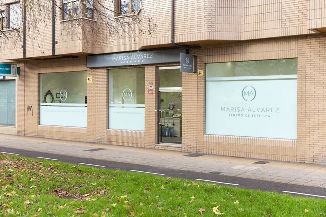 Entrada y fachada del Centro de Estética Avanzada Marisa Álvarez en Gijón