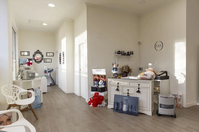 Recepción y mostrador del Centro de Estética Avanzada Marisa Álvarez en Gijón