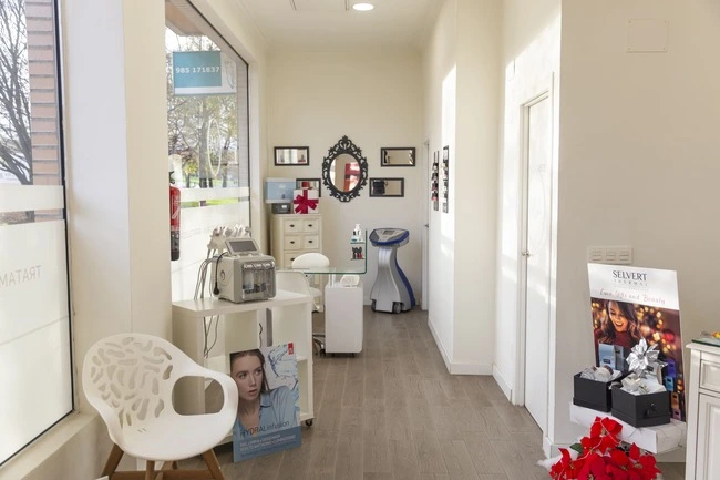 Recepción y mostrador del Centro de Estética Avanzada Marisa Álvarez en Gijón