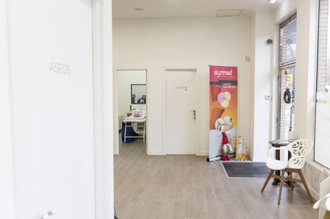 Recepción y mostrador del Centro de Estética Avanzada Marisa Álvarez en Gijón