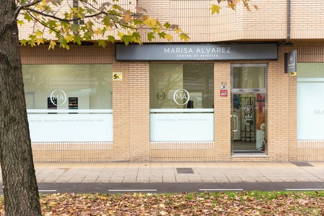 Entrada y fachada del Centro de Estética Avanzada Marisa Álvarez en Gijón