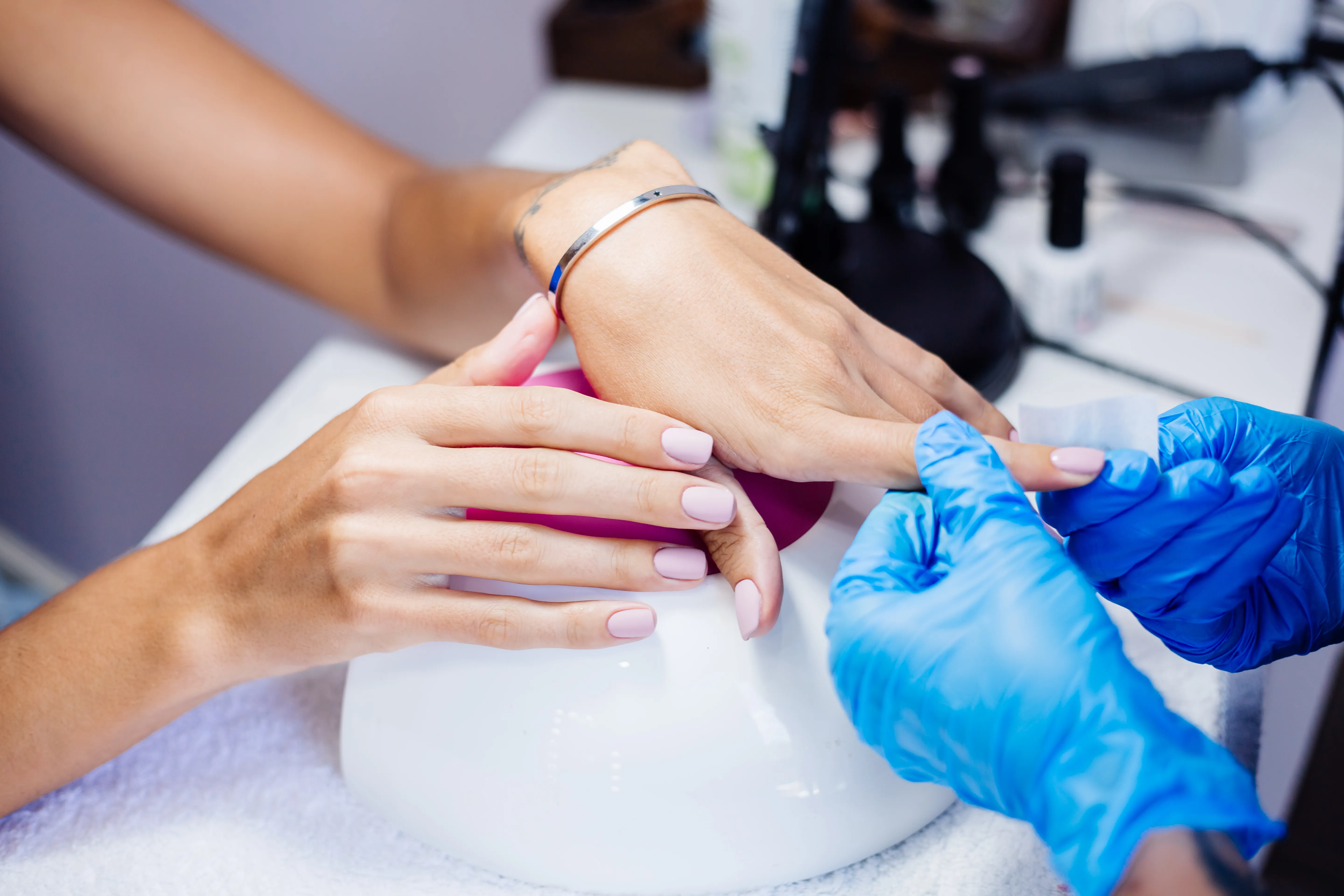 Manicura y pedicura clásica profesional en Gijón - Centro de Estética Marisa Álvarez